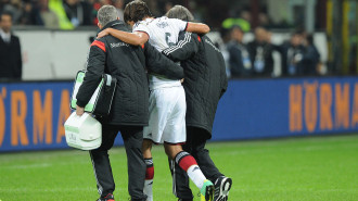 Khedira is helped off the field after his knee injury -- photo: dpa