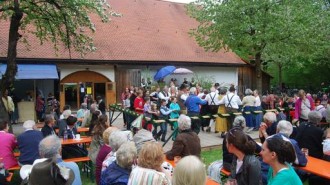 Volksmusik across from the Blutenburg Castle -- munichFOTO/Blutenburg